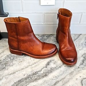 Women’s Frye Boots - distressed  Veronica Inside Zip Caramel / Size 7.5